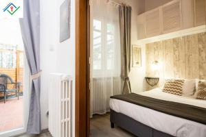 佛罗伦萨Florentia Apartment by TuscanyWeGo的带床和窗户的卧室 更多20张照片