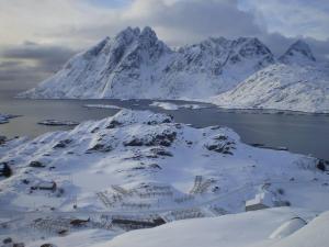 una vista aérea de una montaña con nieve y agua en Damperiholmen cabin en Sund