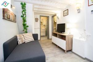 Florentia Apartment by TuscanyWeGo的电视和/或娱乐中心