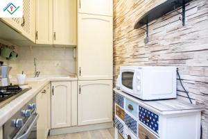 Florentia Apartment by TuscanyWeGo的厨房或小厨房