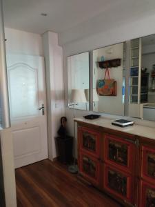 アルメリアにあるTú BARCOのキッチン(カウンター付)とドアが備わる客室です。