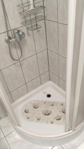 een badkamer met een douche en een afvoer. bij EL CHAPARRAL Studio-appartement with fantastic pool- view and STRONG WIFI in Costa Del Silencio