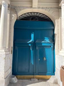 een grote blauwe garagedeur in een gebouw bij La casa di Chele in Palermo