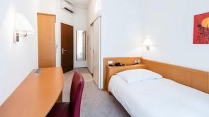 En eller flere senger på et rom på Central City Hotel Rochat