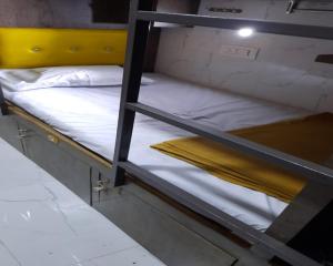 Postel nebo postele na pokoji v ubytování Neenava Dormitory Asalpha