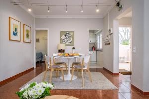 een keuken en eetkamer met een tafel en stoelen bij Sant'Ana Cottage in Cascais