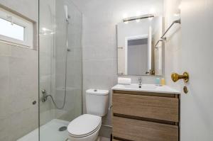 een badkamer met een toilet, een wastafel en een douche bij Sant'Ana Cottage in Cascais +22 foto's