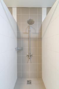 um chuveiro na casa de banho com azulejos brancos em ololoFreelander Hostel&Coworking em Bishkek