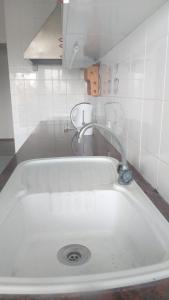科魯希的住宿－Quinta do Lago Verde，厨房内带水龙头的白色水槽