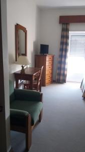 科魯希的住宿－Quinta do Lago Verde，客厅配有椅子、书桌和镜子