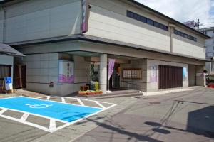 un aparcamiento vacío frente a un edificio en Arimakan, en Kaminoyama