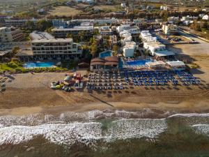 een luchtzicht op een resort met een strand bij Eva Bay Hotel On The Beach - Adults Only in Adelianos Kampos
