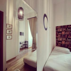 ローマにあるRome Center Roomsのベッドルーム1室(ベッド1台、鏡付)