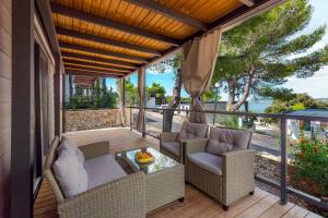 CAMP ADRIATIC MOBILE HOMES - PRIMOŠTEN的阳台或露台