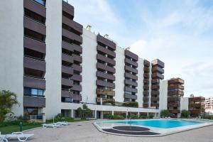 Πισίνα στο ή κοντά στο Luxury Ocean View Apartment