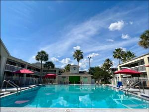 Pool - WiFi - Parking - Best Location !内部或周边的泳池