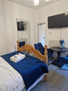een slaapkamer met een bed en een tafel en een televisie bij Ideal for short stays in Cork