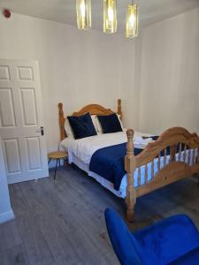 1 dormitorio con 1 cama y 1 silla azul en Ideal for short stays en Cork