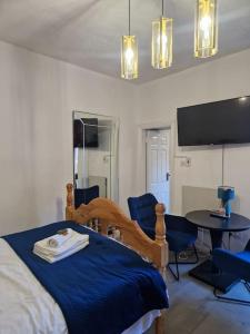 1 dormitorio con 1 cama y 1 mesa con sillas en Ideal for short stays en Cork