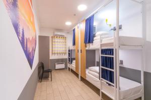 ololoFreelander Hostel&Coworking في بيشكيك: غرفة نوم مع سرير بطابقين وممر