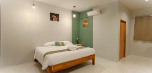 una camera con letto e parete verde di Chiang Khan Dwelling a Chiang Khan