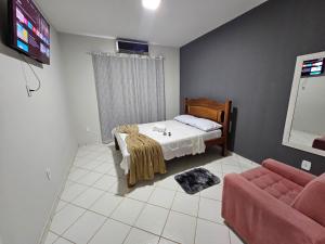 博阿維斯塔的住宿－Apto novo, mobiliado e acochegante，一间卧室配有一张床和一张沙发