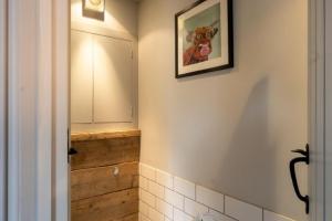 y baño con lavabo y espejo. en Cog Cottage 2, en Little Walsingham