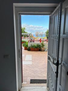una puerta abierta a un patio con vistas a un patio en Posidonia, en Milazzo