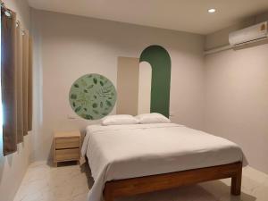 a bedroom with a bed with a green arch above it at Chiang Khan Dwelling in Chiang Khan