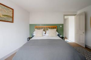 a bedroom with a large bed in a room at Cosy cottage near the coast in Tywardreath
