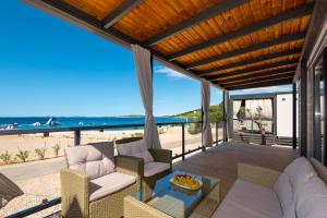 普利莫顿CAMP ADRIATIC MOBILE HOMES - PRIMOŠTEN的可以看到海滩景色的客厅