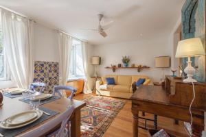 sala de estar con mesa y sofá en Duplex in Lisbon old town, 321, en Lisboa