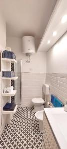 La salle de bains est pourvue de toilettes et d'un lavabo. dans l'établissement CASA PER VACANZE ANGELO, à Castelsardo