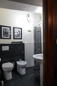 y baño con aseo y lavamanos. en Casa Vittoria, en Turín