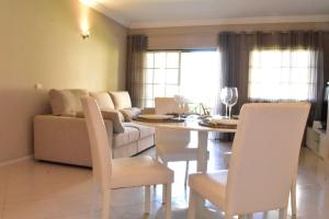 eine Küche und ein Esszimmer mit einem Tisch und Stühlen in der Unterkunft The Albufeira Concierge - Villa Santa Eulalia in Olhos de Água