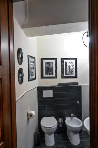 un baño con inodoro y lavabo en Casa Vittoria, en Turín