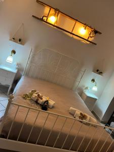 een slaapkamer met een bed met twee handdoeken erop bij Casa Nimeca in Palagiano