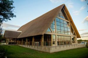 een groot gebouw met een groot raam bij Nauntons Guest House & Wedding Venue in Ladysmith +34 foto's