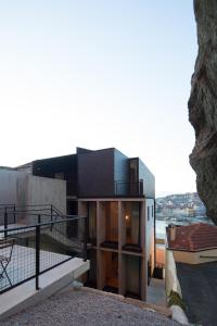 een huis met uitzicht op de oceaan bij Oh! Porto - Whole Property in Vila Nova de Gaia