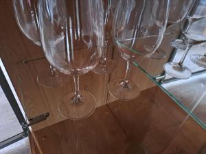 un gruppo di bicchieri da vino seduti su un tavolo di Plapperer`s Fewo a Schernfeld