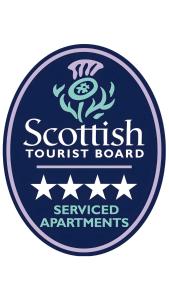 ein Logo für ein schottisches Fremdenverkehrsamt mit Sternen in der Unterkunft 89 The Merchants by The House of Danu in Edinburgh