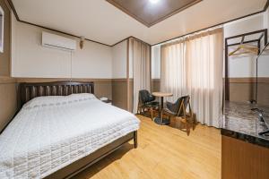 Voodi või voodid majutusasutuse Jeju B Hotel toas