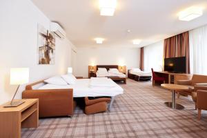En eller flere senger på et rom på Central City Hotel Rochat