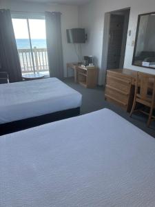 Postel nebo postele na pokoji v ubytování Motel Carleton Sur Mer