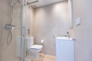 A bathroom at LU&CIA Málaga Skyline Még 17 kép