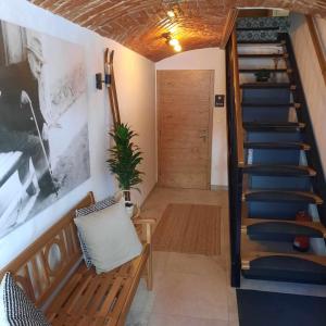 eine Treppe in einem Zimmer mit einer Bank und einer Treppe in der Unterkunft House Godec - Rateče Planica in Kranjska Gora