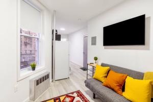 ニューヨークにあるPeaceful Apartment in Lower Manhattan New Yorkのリビングルーム(ソファ、テレビ付)