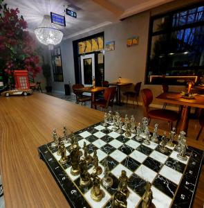 een schaakbord op een tafel in een restaurant bij st945 Palas Otel in Izmir