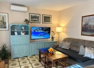 een woonkamer met een bank en een flatscreen-tv bij Holiday home Mandi in Vrbanj