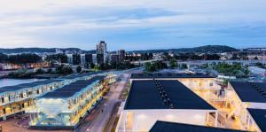 una vista aérea de una ciudad con edificios en Discover Gothenburg from equpped Studio, en Gotemburgo